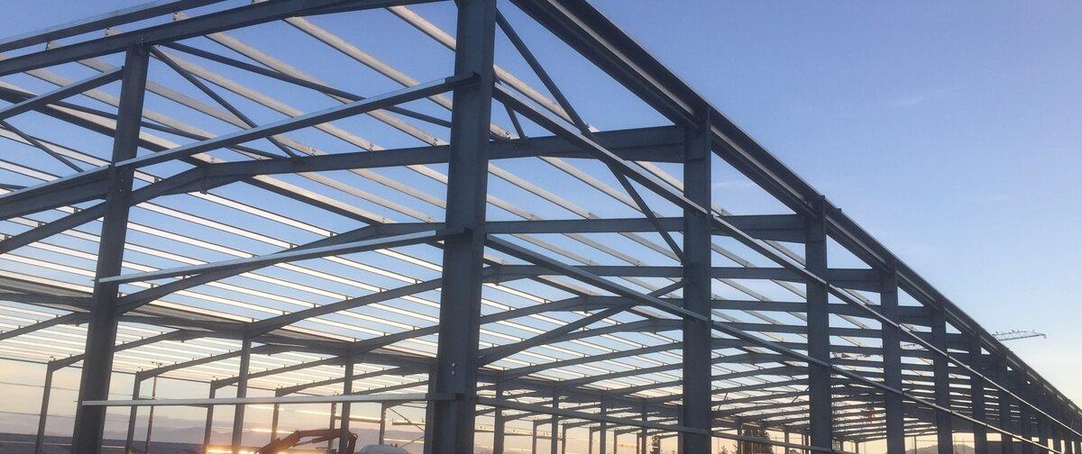 Equipe da Irmãos Vieira em obra de estrutura metálica